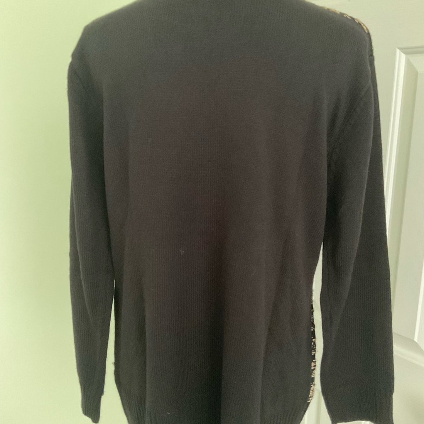 Jenny Sweater with scoop neck - Black and cream colored