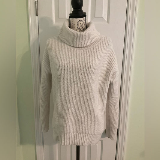 Old Navy Turtleneck sweater with long sleeves