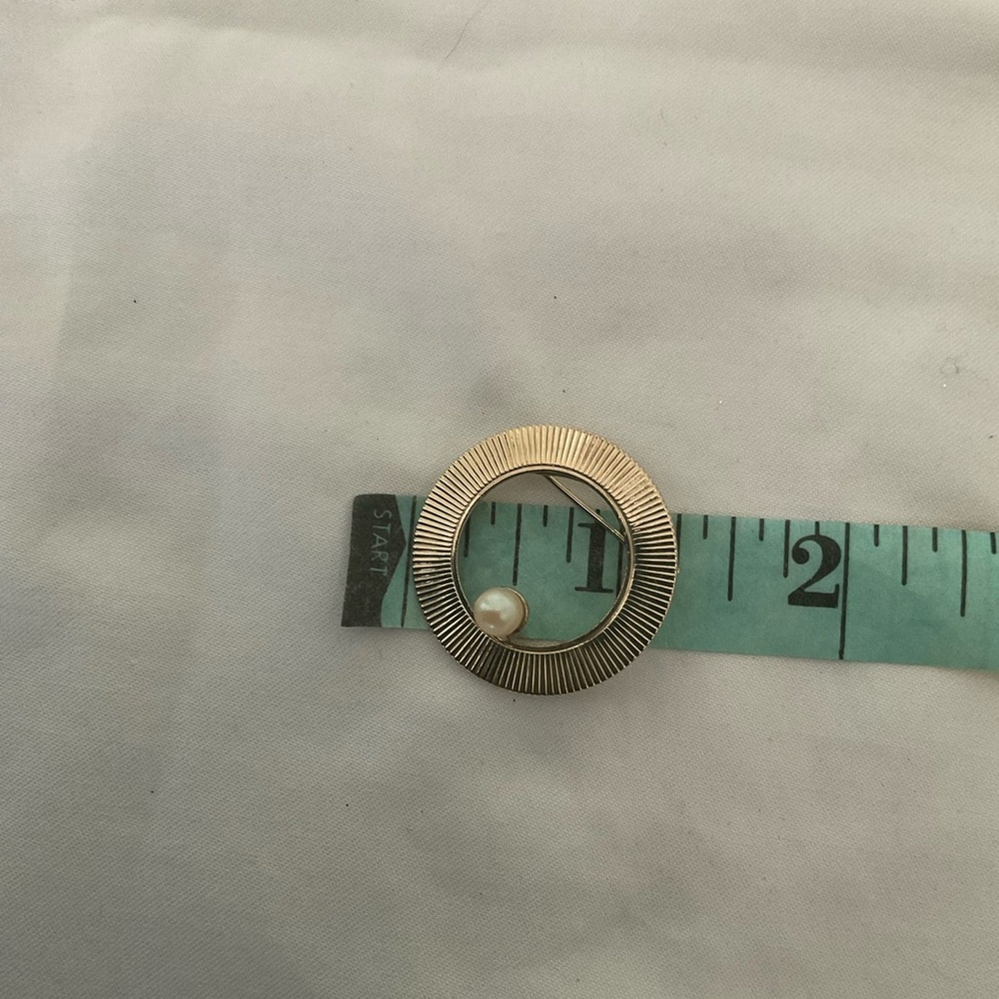 Vintage Elegant Gold Brooch with Pearl Accent
