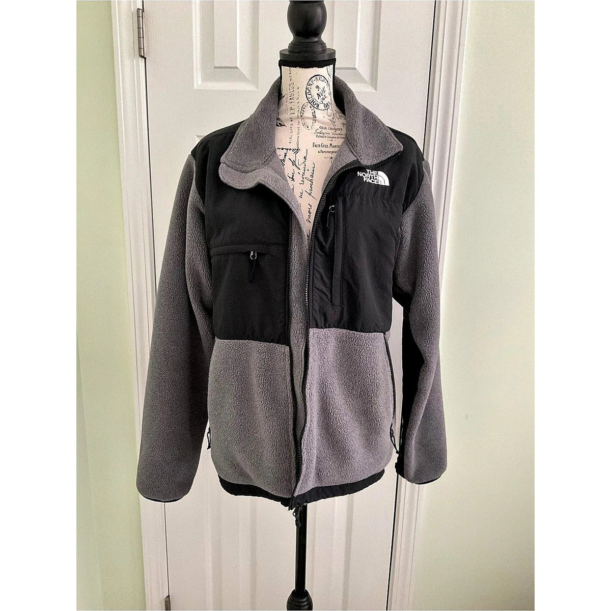 The North Face Retro Denali Jacket Gray & Black Medium