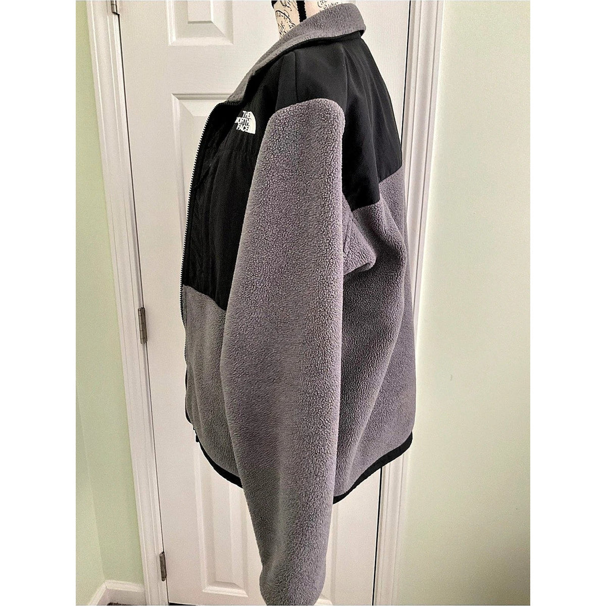 The North Face Retro Denali Jacket Gray & Black Medium
