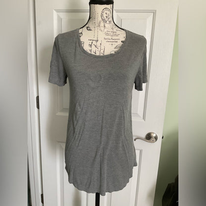 Gap Short Sleeve scoop neck t-shirt with rounded hem line.