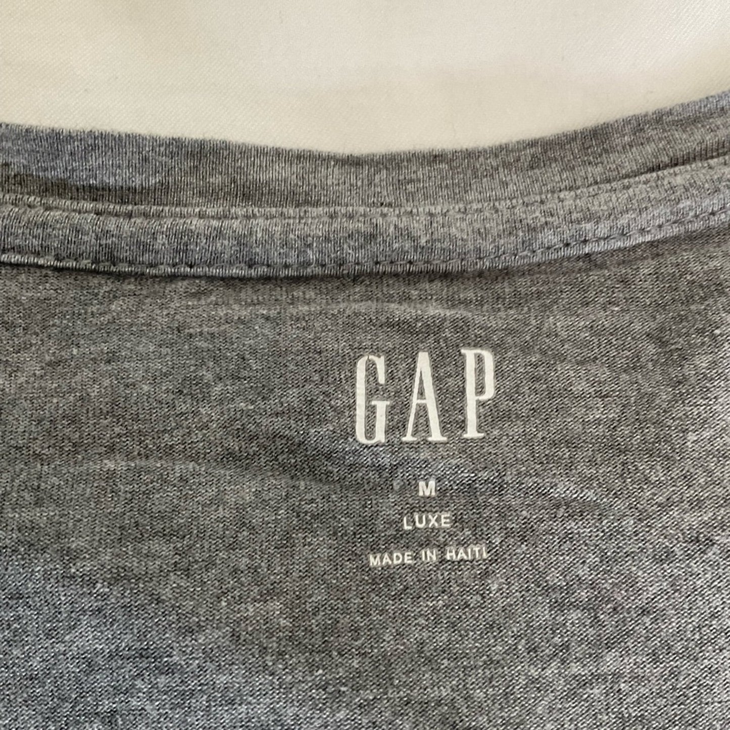 Gap Short Sleeve scoop neck t-shirt with rounded hem line.