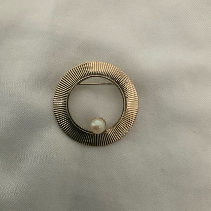 Vintage Elegant Gold Brooch with Pearl Accent