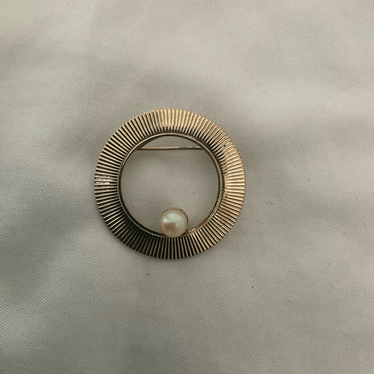 Vintage Elegant Gold Brooch with Pearl Accent