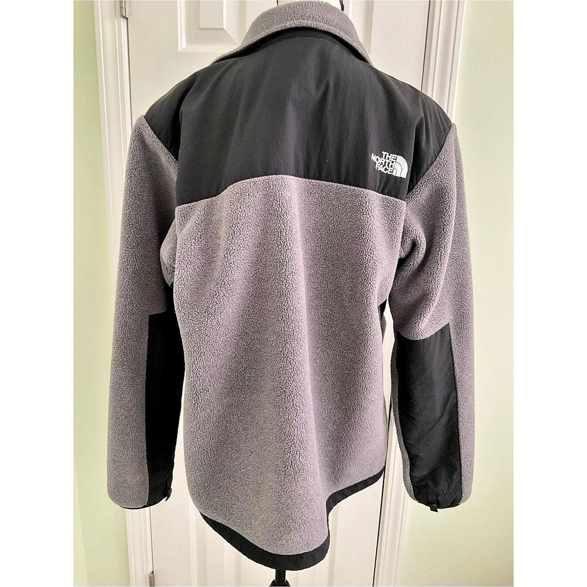 The North Face Retro Denali Jacket Gray & Black Medium