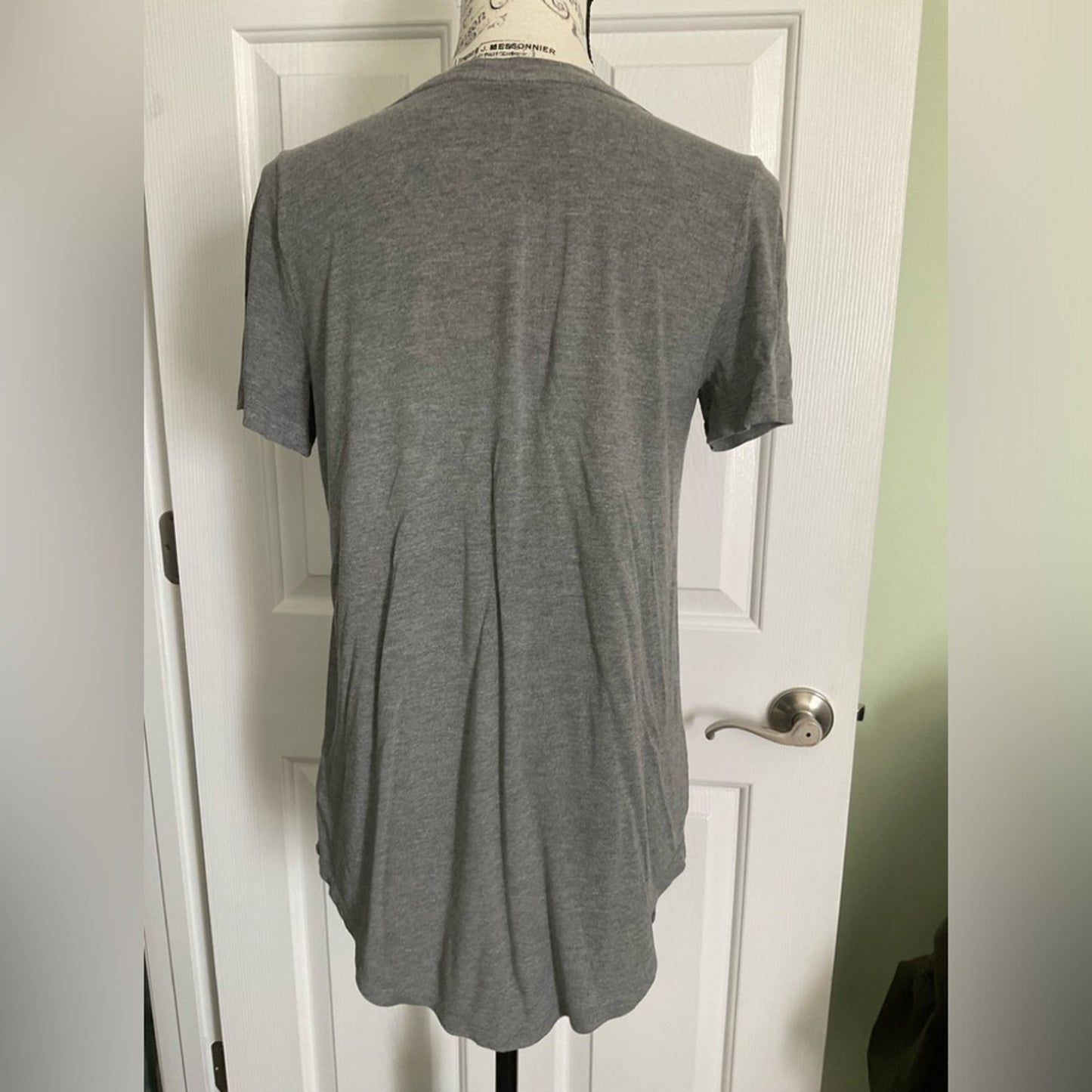 Gap Short Sleeve scoop neck t-shirt with rounded hem line.