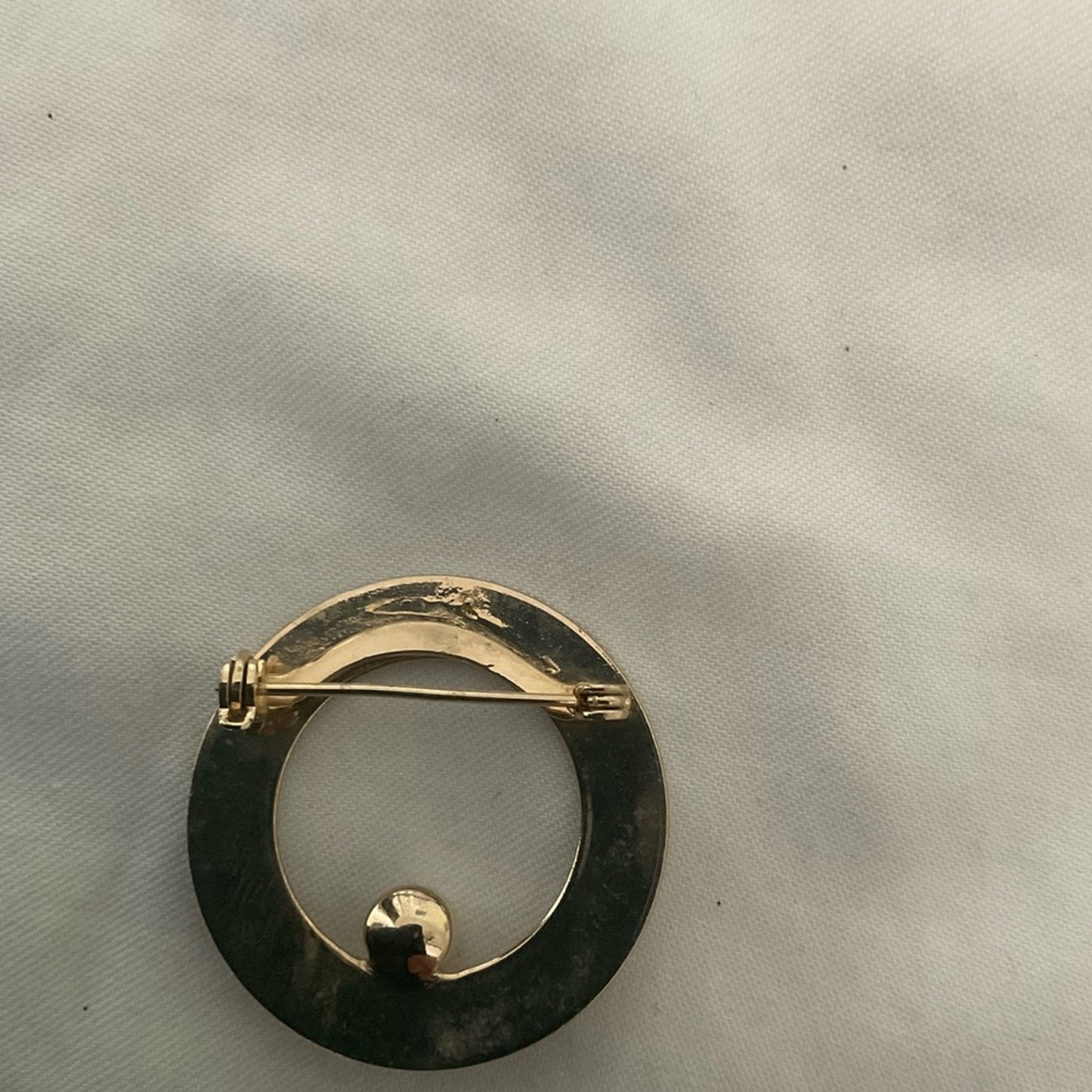 Vintage Elegant Gold Brooch with Pearl Accent