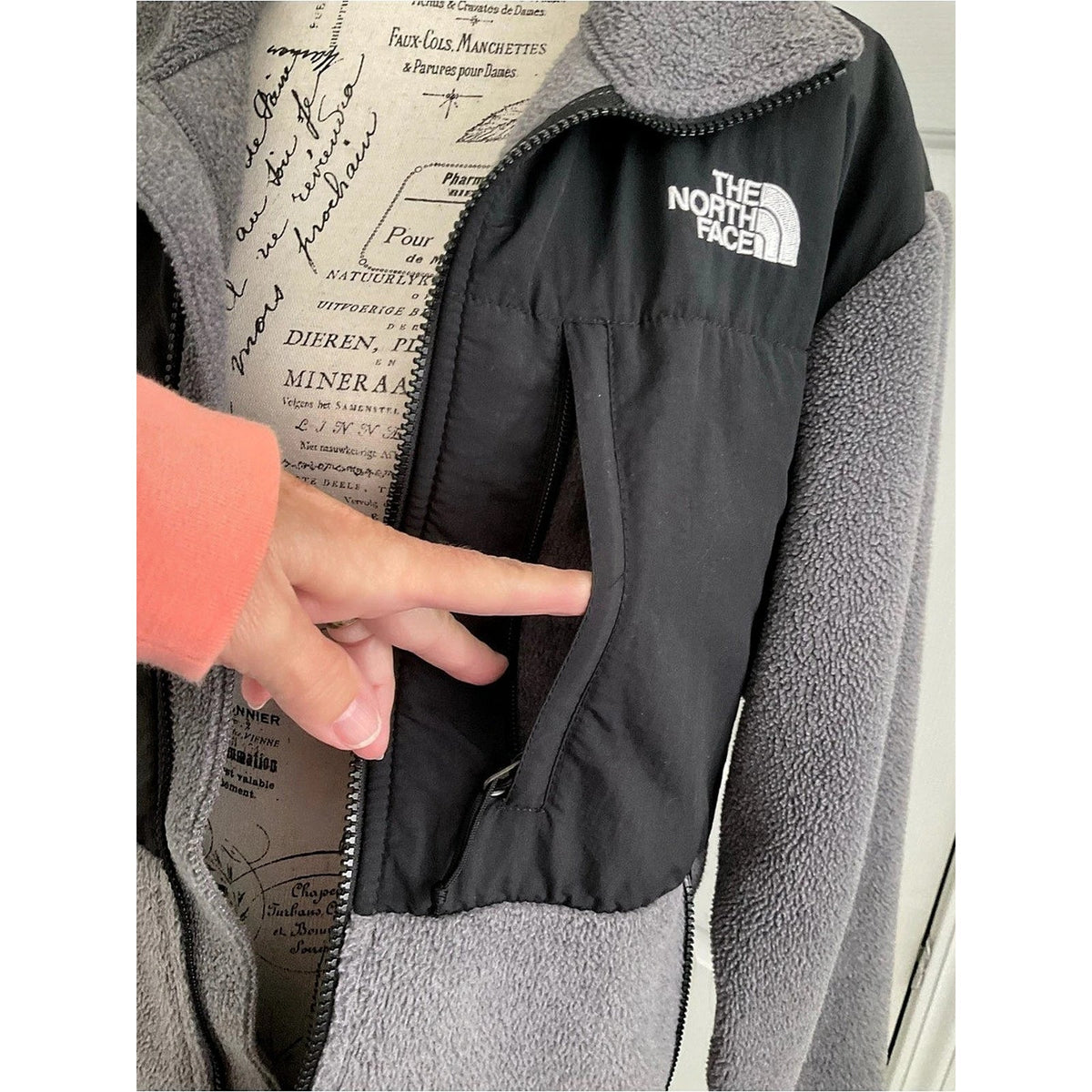 The North Face Retro Denali Jacket Gray & Black Medium