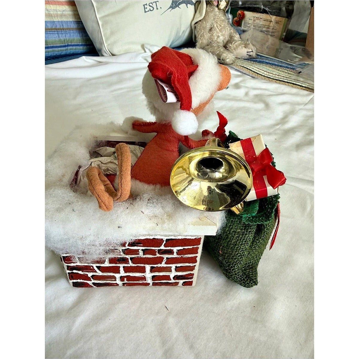 Annalee Christmas Mouse Santa going down chimney