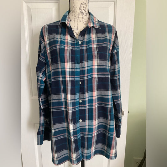 Old Navy The Boyfriend long sleeve button down shirt in blue plaid.