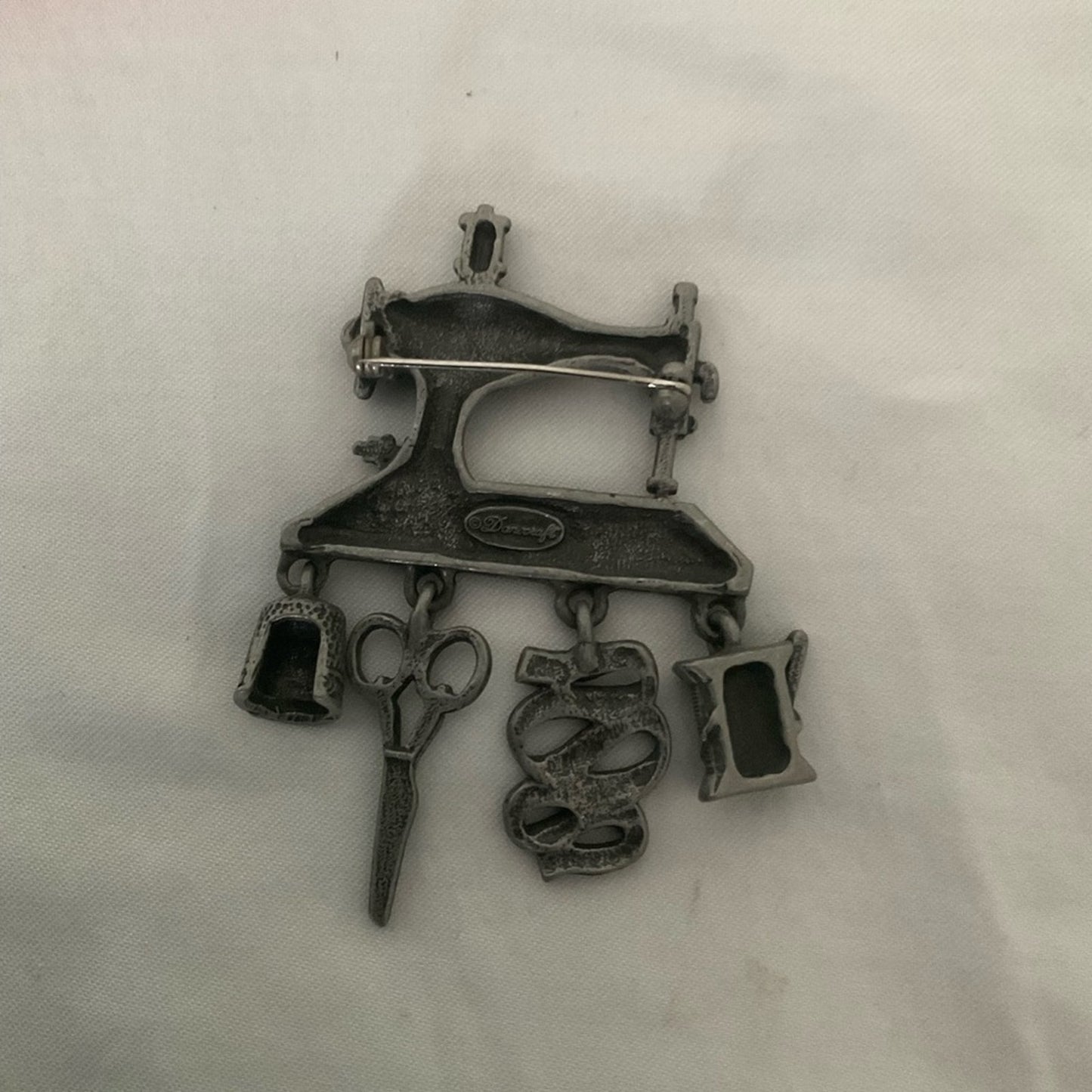 Vintage Danecraft Sewing Machine Brooch - Silver
