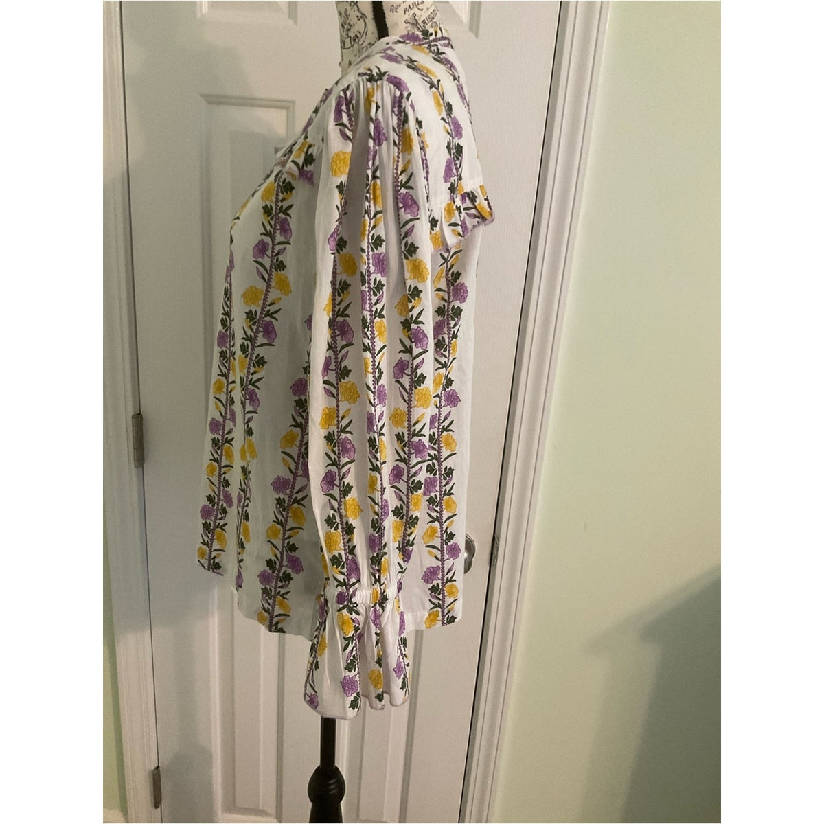 BEYOND by Vera White Floral Ruffle-Trim Blouse in Purple & Yellow